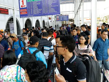 Penumpang saat memadati pintu masuk Stasiun Pasar Senen, Jakarta, Rabu (23/9/2015). Jelang hari raya Idul Adha yang jatuh pada Kamis (24/9/2015), Stasiun Pasar Senen dipadati penumpang yang akan mudik ke kampung halaman mereka. (Liputan6.com/Yoppy Renato)