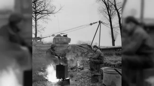 Para awak tank Churcill AVRE yang diperlengkapi dengan jembatan Small Box Girder sedang menikmati teh dekat Venlo, 30 November 1944. (Sumber Imperial War Museum)