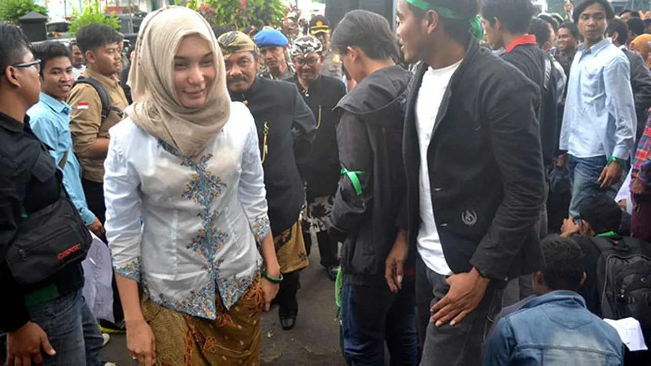 Anggota DPRD Cantik ini Sukses Redakan Amarah Demonstran 