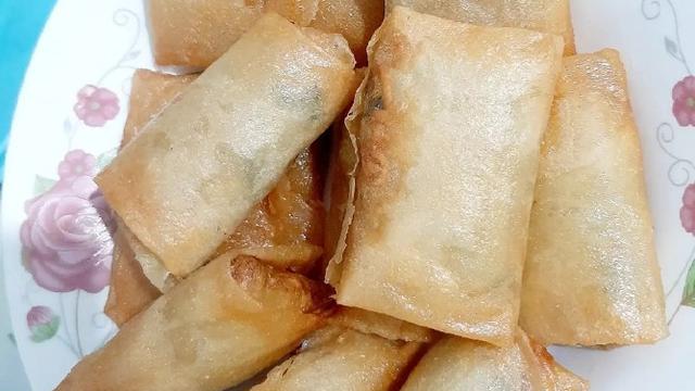 Lumpia Goreng Isi Mi, Telur, dan Sayur