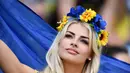 Fans cantik asal Ukraina ini terlihat menikmati laga Euro 2016  antara Ukraina melawan Polandia di Stadion Velodrome, Marseille, Rabu (22/6/2016) dini hari WIB. (AFP/Bertrand Langlois)
