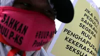 Massa Kolaborasi Nasional melakukan aksi di depan Gedung DPR/MPR, Jakarta, Selasa (17/9/2019). Massa mendesak DPR segera mengesahkan Rancangan Undang-Undang (RUU) Penghapusan Kekerasan Seksual (PKS) pada periode 2014-2024. (Liputan6.com/JohanTallo)