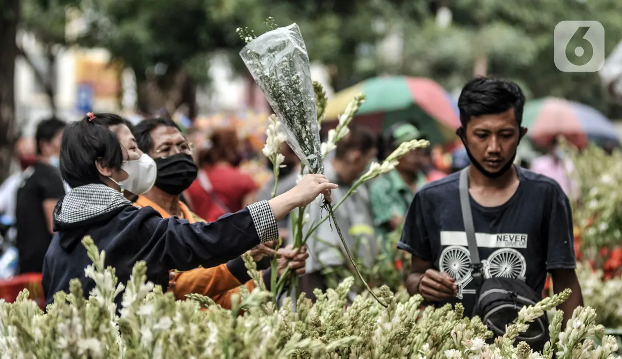 Warga keturunan Tionghoa membeli bunga hias di Pasar Petak Sembilan, Jakarta, Kamis (11/2/2021). Bunga hias dijual dengan harga mulai Rp 10 ribu hingga Rp 30 per ikat. (merdeka.com/Iqbal S. Nugroho)