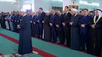 Presiden Suriah, Bashar al-Assad (keempat kanan) melaksanakan salat Idul Adha di Masjid Agung Qara, di wilayah Qalamoun di pinggiran ibukota Suriah Damaskus (1/9). Assad salat didampingi sejumlah pejabat setempat. (AFP Photo/Sana/Handout)