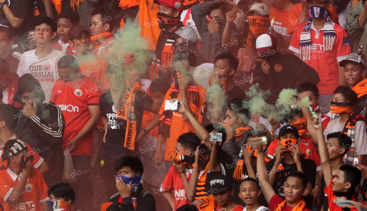 Supporter Persija Jakarta saat mendukung timnya melawan PSM Makassar pada laga Trofeo Persija  di Stadion Utama Gelora Bung Karno, Jakarta, Sabtu (9/4/2016). (Bola.com/Nicklas Hanoatubun)