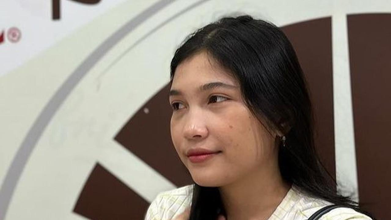Vera terlihat semakin cantik. Namun kesedihan masih tampak di raut wajahnya.