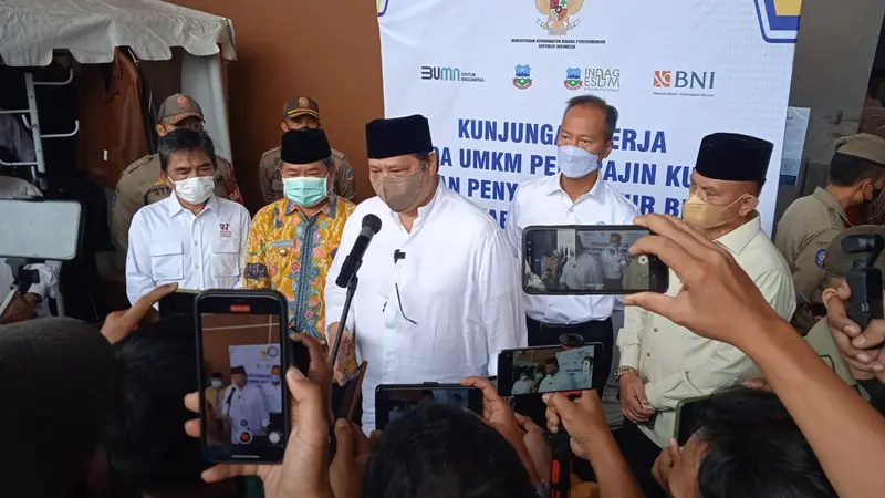 Menko Perekonomian Airlangga Hartarto memberikan keterangan kepada wartawan dalam kunjungan ke pabrik pengolahan kulit PT GMP Garut, Jawa Barat beberapa waktu lalu. (Liputan6.com/Jayadi Supriadin)