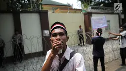 Seorang massa menyampaikan orasi saat menggelar aksi damai di depan Kedubes Myanmar, Jakarta, Selasa (5/9). Mereka menyegel Kedubes Myanmar sebagai aksi simbolik mengusir duta besar terkait kekerasan terhadap etnis rohingya. (Liputan6.com/Faizal Fanani)