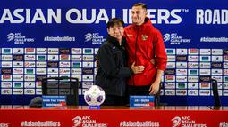 Pelatih Timnas Indonesia, Shin Tae-yong (kiri) berfoto bersama dengan Jay Idzes saat konferensi pers menjelang laga lanjutan putaran ketiga grup C Kualifikasi Piala Dunia 2026 melawan Jepang di Stadion Utama Gelora Bung Karno (SUGBK), Senayan, Jakarta, Kamis (14/11/2024). (Bola.com/Bagaskara Lazuardi)