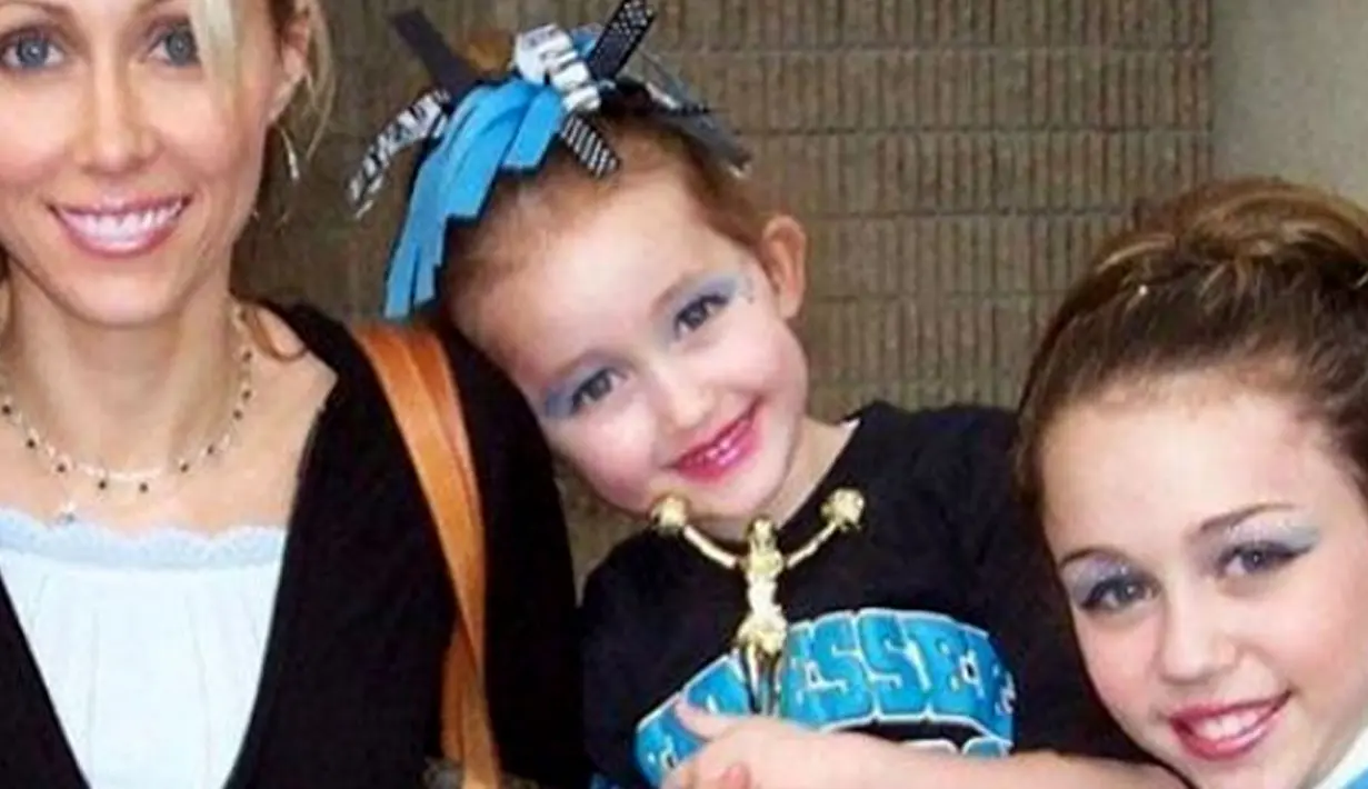 Ini Noah dan Miley Cyrus yang tengah merayakan perayaan cheerleading. (instagram/mileycyrus)