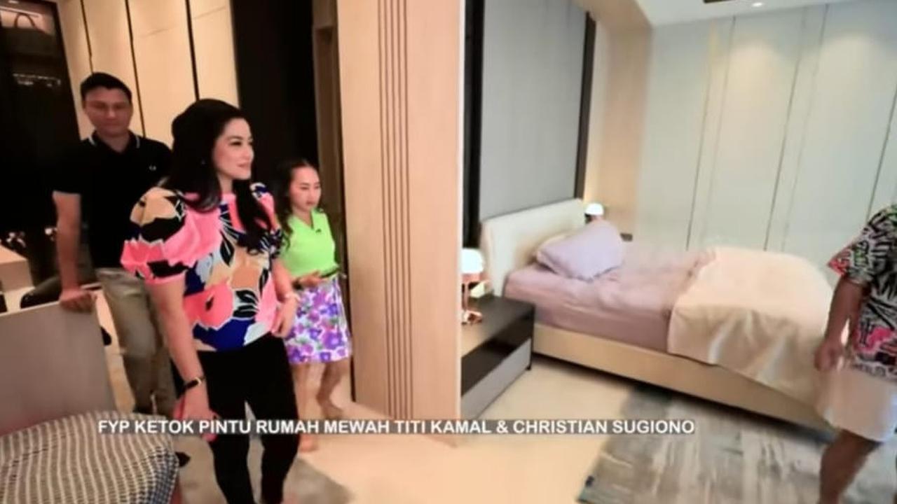 Potret Kamar Titi Kamal & Christian Sugiono Mewah dan Super Cozy Bak Hotel Bintang 5, Walk In Closetnya Luas