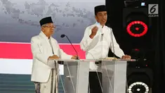 Capres nomor urut 01 Joko Widodo dan Cawapres Ma'ruf Amin menunjukkan kartu andalan saat Debat Pilpres 2019 kelima di Jakarta, Sabtu (13/4). Debat kelima merupakan debat terakhir dalam masa kampanye dan mengambil tema Ekonomi, Kesejahteraan Sosial, Keuangan dan Investasi. (Liputan6.com/Johan Tallo)