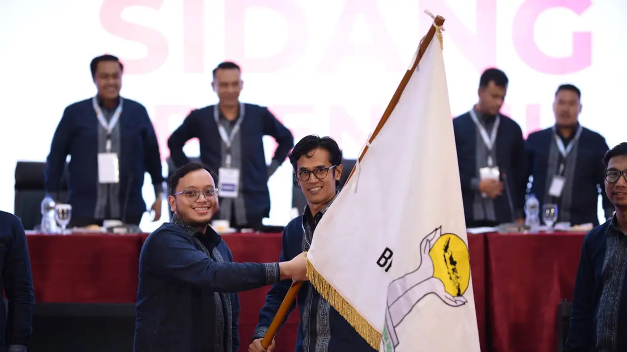 Brian Putra Bastara demisioner Ketua Humum BPD HIPMI Sumbar mengangkat bendera HIPMI setelah memberi laporan pertanggungjawaban dalam Musda ke -XIV beberapa waktu lalu.