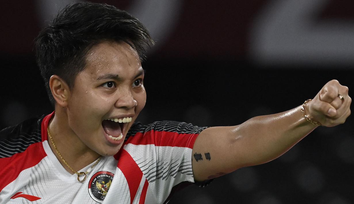 Sempat disamakan dengan skor 11-11, Greysia Polli / Apriyani Rahayu berhasil pimpin kembali pertandingan. Pukulan keras pasangan China yang keluar lapangan menutup gim pertama dengan skor 21-19. (Foto: AP/Alexander Nemenov)