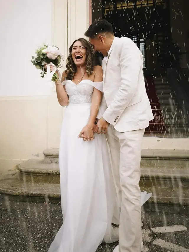 6 Potret Pernikahan Sipil Putri Pesepakbola Cristian Gonzales di Italia, Tampil Anggun dalam Balutan Gaun Internasional