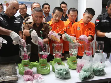 Petugas dan sejumlah tersangka memusnahkan barang bukti 239,84 Kg sabu dan 30 ribu butir ekstasi di Polda Metro Jaya, Jakarta, Kamis (24/5). Narkoba tersebut dimusnahkan dengan cara diblender. (Liputan6.com/Arya Manggala)