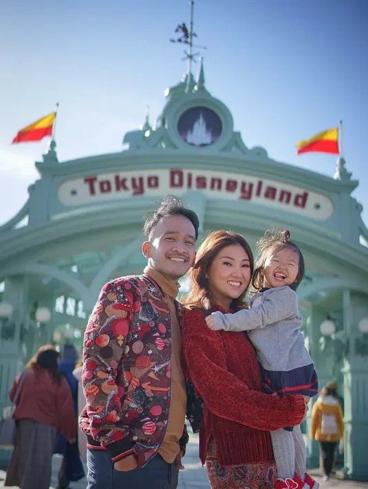 "Terlalu happy, Thalia gak control ekspresi nya hhahahaha," tulisnya sebagai keterangan foto dengan latar belakang Tokyo Disneyland. (Instagram/ruben_onsu)