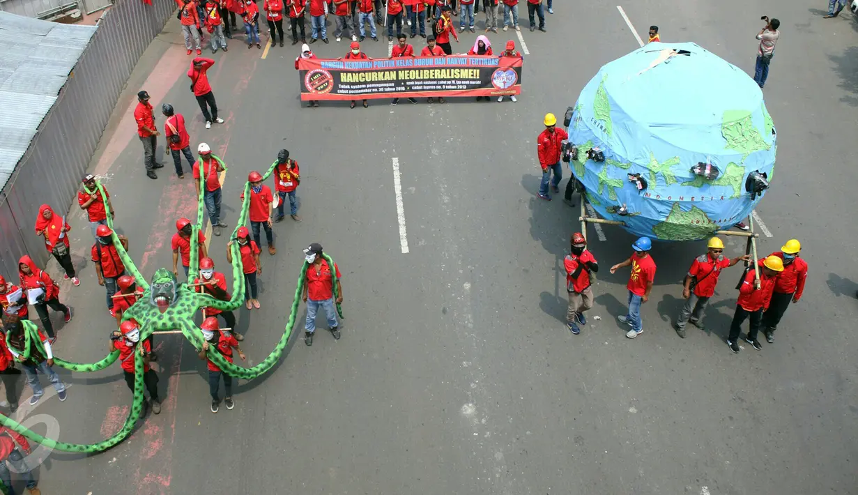 Massa Konfederasi Kongres Aliansi Serikat Buruh Indonesia (KASBI) pada peringatan May Day di Bundaran HI, Jakarta, Senin (1/5). Mereka akan melakukan aksi ke Istana Merdeka dengan membawa gurita raksasa, bola dunia dan tikus. (Liputan6.com/Angga Yuniar)