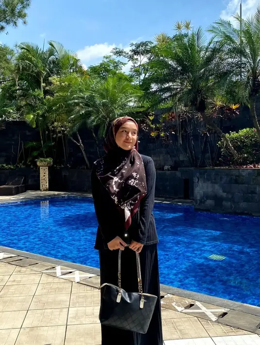 Hersa Rahayu terlihat mengenakan outfit gelap. Atasan kaus lengan panjang berwarna hitam, dipadu rok panjang yang juga berwarna hitam, lalu dipadukan dengan hijab cokelat bercorak yang serasi. [Foto: Instagram/hersa_echaa]