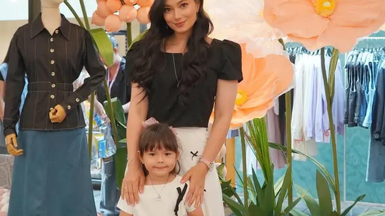 6 Potret Asmirandah Bareng Chloe di Berbagai Acara Launching Produk, Selalu Selaras