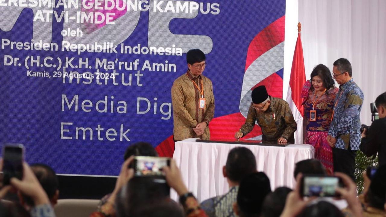 Ketua II Yayasan Indosiar Sutanto Hartono (kiri), Ketua Satu Yayasan Indosiar Suryani Zaini (kedua kanan), dan Direktur Utama ATVI-IMDE Totok Amin Soefijanto (kanan) menyaksikan penandatanganan prasasti peresmian gedung baru Akademi Televisi Indonesia (AT