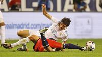 Bek Real Madrid, Jesus Vallejo, berebut bola dengan pemain MLS All-Star, Dom Dwyer pada laga persahabatan di Soldier Field, Chicago, Kamis (3/8/2017). Real Madrid menang 4-2 atas MLS All-Star melalui adu penalti. (AFP/Jonathan Daniel)