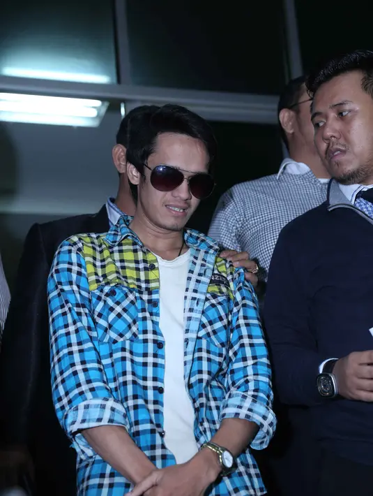 Mengaku mengalami pelecehan seksual, Reza Pahlevi melaporkan presenter Indra Bekti ke Polda Metro Jaya, Selasa (2/2/2016). (Nurwahyunan/Bintang.com)