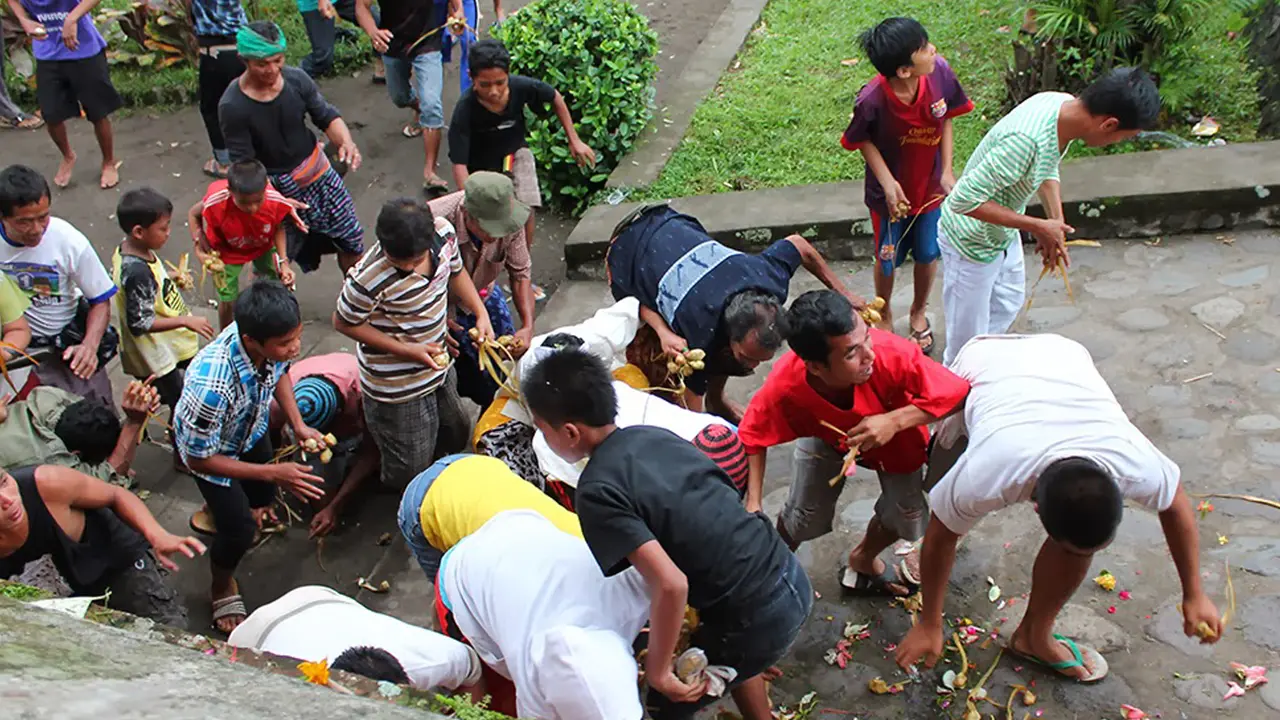 Tradisi Perang Topat di Lombok, Menggali Harmoni dalam Perbedaan