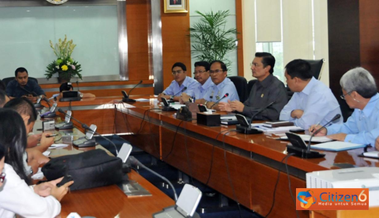 Citizen6, Jakarta: Menteri Kelautan dan Perikanan Fadel Muhammad memberikan keterangan kepada wartawan tentang penolakan impor garam di ruang kerja menteri Gedung KKP Jl. Merdeka Timur no.16. Jakarta Pusat. (Pengirim: Efrimal Bahri)