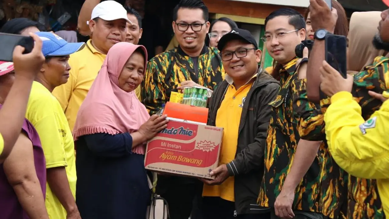 Kader Golkar bagikan paket bantuan korban banjir di Jakarta Barat.
