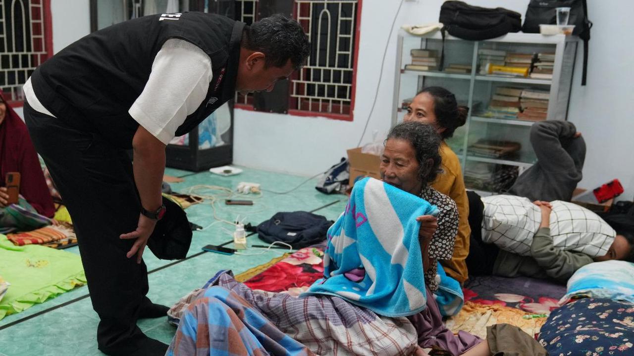Amson menyebut 115 jiwa mengungsi di beberapa masjid dan rumah kerabat.