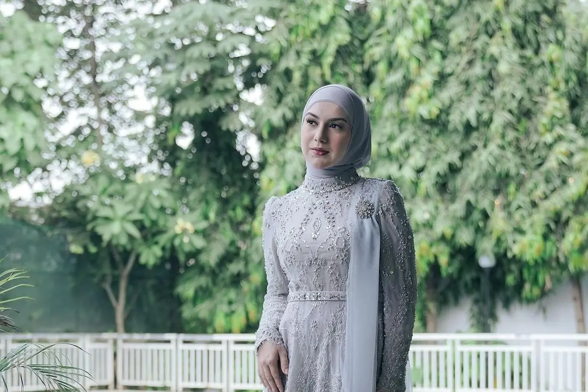 8 Inspirasi Hijab Simple untuk Kebaya dari Nina Zatulini, Aurel Hermansyah, hingga Irish Bella