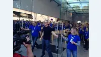 CEO Apple Tim Cook saat membuka pintu Apple Store (Foto: Kiet Do via Twitter)