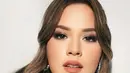 Lengkapi busananya yang edgy, wajah Raisa dipulas dengan gaya smokey soft glam bernuansa cokelat [@raisa6690]