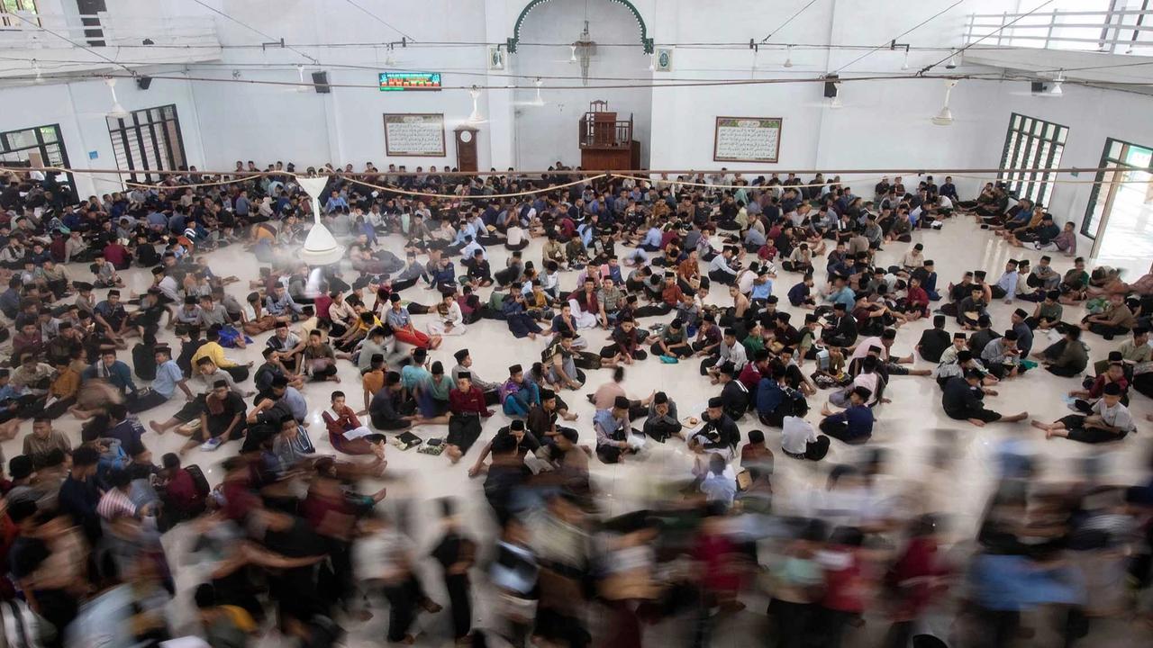 FOTO: Ribuan Santri Gelar Tadarus Lingkaran di Bulan Ramadan