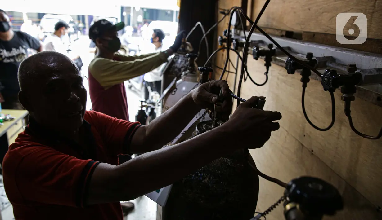 Pekerja mengisi tabung oksigen di tempat pengisian Oxygen Medical di Jalan Minang Kabau, Jakarta, Senin (28/6/2021). Permintaan pengisian oksigen di agen tabung oksigen di Jakarta alami peningkatan seiring lonjakan kasus COVID-19 yang terjadi dalam satu pekan terakhir. (Liputan6.com/Faizal Fanani)