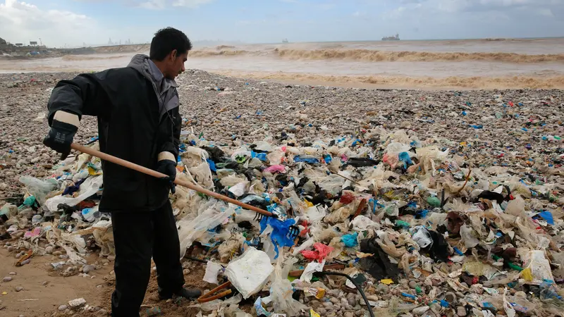 Badai Seret Sampah ke Pantai Lebanon