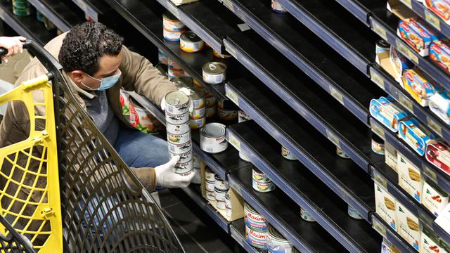 Warga Lebanon Serbu Supermarket