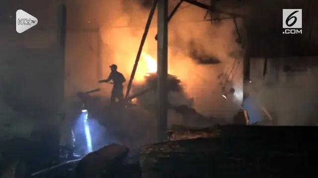 VIDEO: Diduga Korsleting Listrik, Tempat Penggergajian Kayu Ludes Terbakar