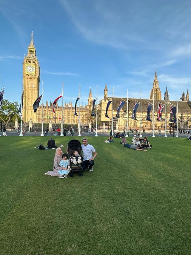 Kartika Putri Liburan di London bersama suami dan dua anak mereka (Foto: instagram kartikaputriworld)