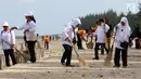 Masyarakat bersama pelajar dan TNI-Polri melakukan bersih-bersih sampah di Pantai Lamaru, Balikpapan, Kalimantan Timur, Selasa (23/7/2019). Pertamina dan Bhayangkari mengajak masyarakat Balikpapan untuk peduli lingkungan agar tidak membuang sampah sembarangan. (Liputan6.com/Angga Yuniar)