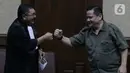 Terdakwa kasus suap penghapusan red notice Djoko Tjandra, Irjen (Pol) Napoleon Bonaparte (kanan) bersama kuasa hukumnya sesaat sebelum menjalani sidang lanjutan di Pengadilan Tipikor, Jakarta, Senin (8/2/2021). Sidang beragendakan mendengar keterangan terdakwa. (Liputan6.com/Helmi Fithriansyah)