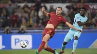 Penyerang AS Roma, Edin Dzeko, tercatat pernah tiga kali membobol gawang Liverpool ketika masih bermain untuk Manchester City. (AFP/Lluis Gene)