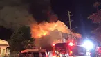 Kebakaran besar menghanguskan sebuah  gudang yang diubah menjadi kelab malam di Oakland, California, Sabtu (3/12). Sedikitnya sembilan orang dikonfirmasi tewas, kebanyakan ditemukan petugas di lantai dua bangunan. (Seung Lee/Handout via Reuters)