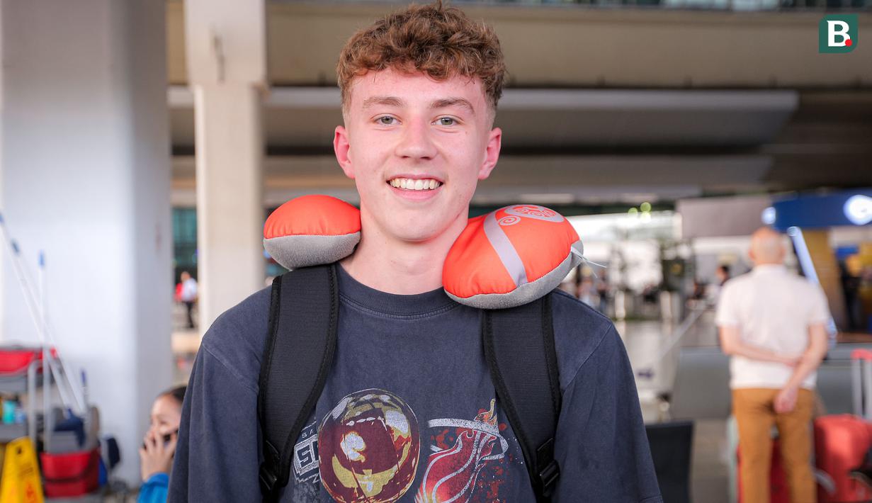 <p>Pemain Timnas Selandia Baru U-17, Luke Supyk berpose di depan fotografer saat tiba di Terminal 3 Bandara Soekarno Hatta, Tangerang, Banten menjelang Piala Dunia U-17 2023 pada Jumat (03/11/2023). (Bola.com/Bagaskara Lazuardi)</p>