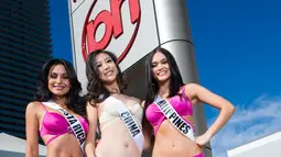 (Ki-ka) Miss Costa Rica Brenda Castro bersama Miss China Yun Fang Xue dan Miss Filipina Pia Wurtzbach saat pemotretan dengan pakaian renang di Planet Hollywood Resort and Casino, Las Vegas, Rabu (2/12). (AFP PHOTO/Miss Universe Organization/DARREN DECKER)