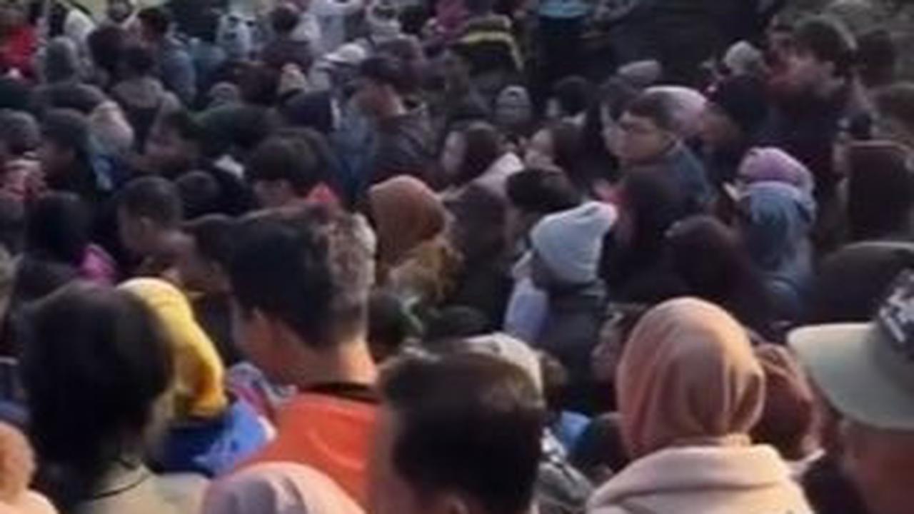 Niat Lihat Lautan Awan Malah Lautan Manusia, Momen Para Wisatawan Ramai Berkunjung ke Dieng Ini Curi Perhatian
