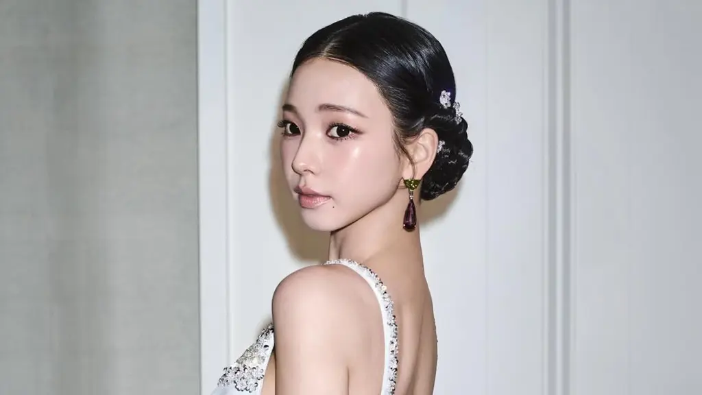 Penampilan Karina di Met Gala 2026 bukan hanya mencuri perhatian lewat busana bernuansa hanbok modern, tetapi juga detail beauty look yang sarat sentuhan budaya Korea. [@katarinabluu/prada].