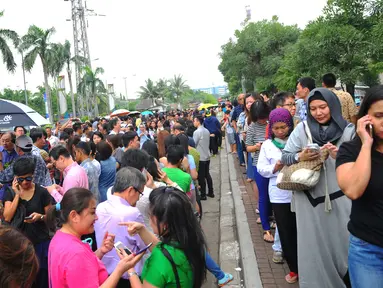 Ratusan pecinta traveling terlihat mengantri di area kawasan Senayan City, Jakarta, (11/03/16). Menyusul kesuksesan tahun lalu, BCA kembali bekerja sama dengan Singapore Airlines untuk memberikan berbagai penawaran menarik. (Liputan6.com/Faisal R Syam)