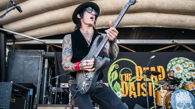 Unduh 90 Koleksi Gambar Gitaris Guns N Roses Terbaru Gratis HD